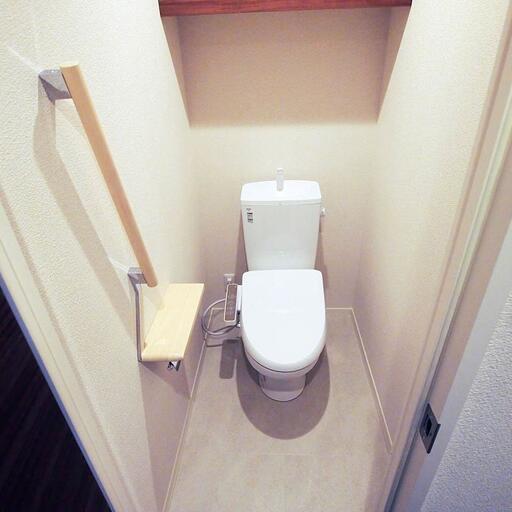 トイレには快適な温水洗浄便座付 これはウレシい