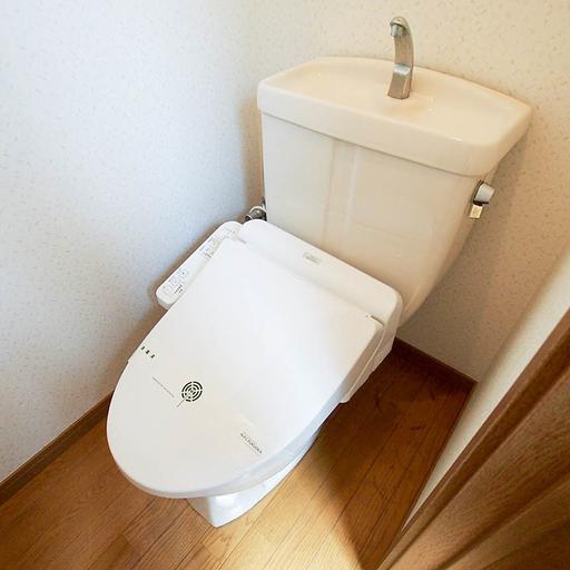 トイレには快適な温水洗浄便座付 これはウレシい