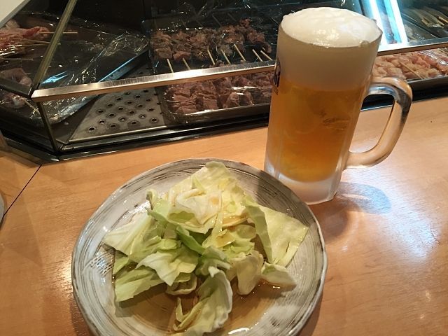 福岡のやきとり屋ではキャベツに酢ダレをつけて食べます